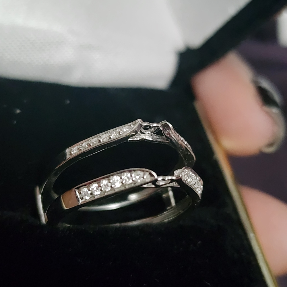 Stunning Silver Women's Ring with Sparkling Accents